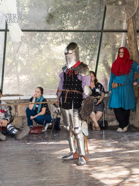 Ritter - Teilnehmer des Festivals "Ritter von jerusalem" steht auf der Liste in Erwartung eines Duells in jerusalem, Israel. — Stockfoto