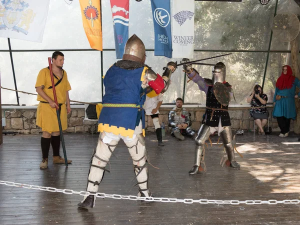 O duelo entre os cavaleiros - participantes do festival "Cavaleiros de Jerusalém" em Jerusalém, Israel . — Fotografia de Stock