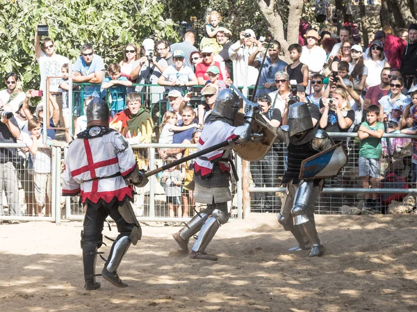 Ein Duell zwischen Rittergruppen - ein Bouhourt beim Festival "Ritter von jerusalem" in jerusalem, israel. — Stockfoto