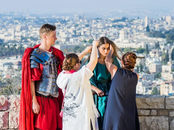 El maquillador hace el maquillaje para el modelo antes de rodar en Mt. Scopus en Jerusalén en Israel — Foto de Stock