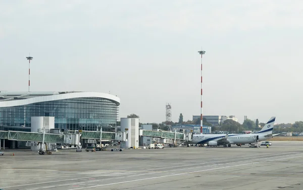 Самолет израильской авиакомпании El-Al стоит рано утром в здании терминала в аэропорту Бен-Гурион, недалеко от города Лод в Израиле . — стоковое фото