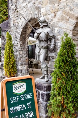 Bir şövalye bar girişinde heykeli Pelesh Kale Sinaia, Romanya Regal yakınında