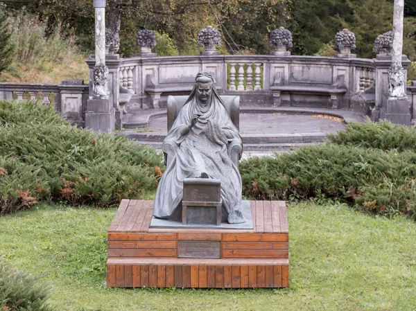 Monumento a Elizabeth-Carmen Silva Regine Rumena - Regina di Romania nel castello Peles a Sinaia, in Romania — Foto Stock