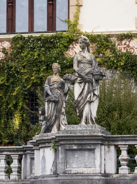 Statua di una ragazza su un piedistallo nel giardino del castello Peles a Sinaia, in Romania — Foto Stock