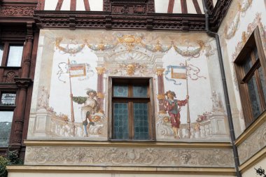 Sinaia, Romanya Peles Kalesi avlusunda duvarlara Resim Sergisi