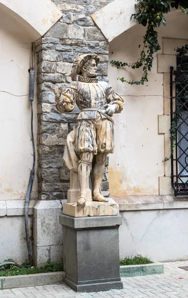 시 나이 아, 루마니아에서에서 Peles 캐슬의 안뜰에 동상 — 스톡 사진