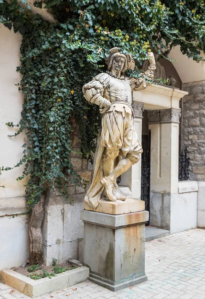 Una statua nel cortile del castello Peles a Sinaia, in Romania — Foto Stock