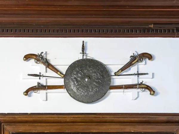 Armes accrochées au mur dans la salle intérieure du château de Peles à Sinaia, en Roumanie — Photo