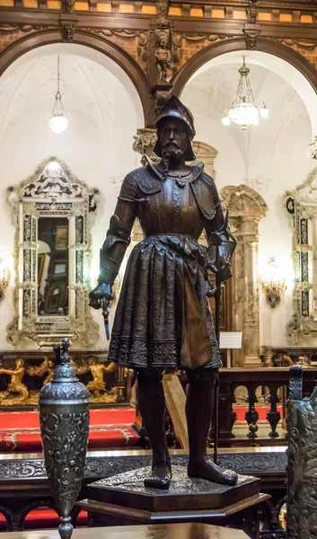 La statua nella sala interna del castello Peles a Sinaia, in Romania — Foto Stock