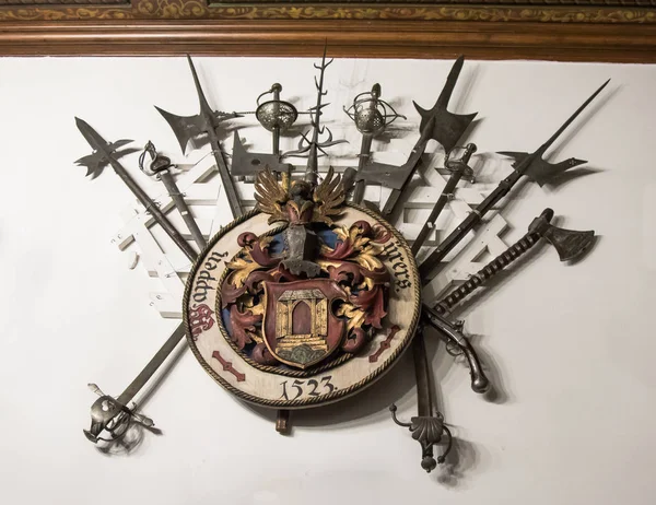루마니아의 시 나이 아에 Peles 성의 내부 방에 벽에 걸려 무기 — 스톡 사진