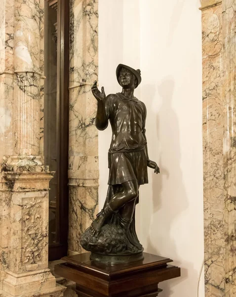 La statua nella sala interna del castello Peles a Sinaia, in Romania — Foto Stock