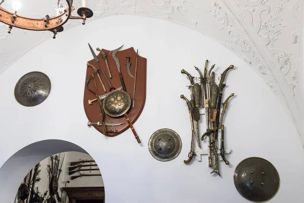 루마니아의 시 나이 아에 Peles 성의 내부 방에 벽에 걸려 무기 — 스톡 사진