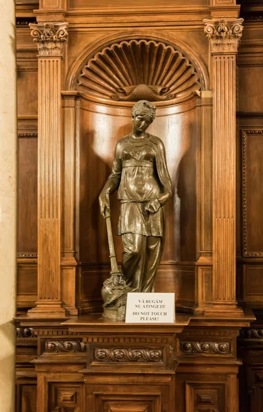 La statua nella sala interna del castello Peles a Sinaia, in Romania — Foto Stock