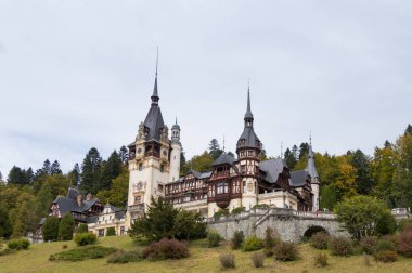 Peles Kalesi ve onun bahçesinde Sinaia, Romanya