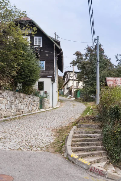 Calle Plevnei, situada cerca del castillo de Pelesh en la ciudad de Sinaia en Rumania — Foto de Stock