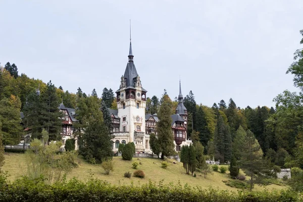 Castello Peles e il suo giardino a Sinaia, in Romania — Foto Stock