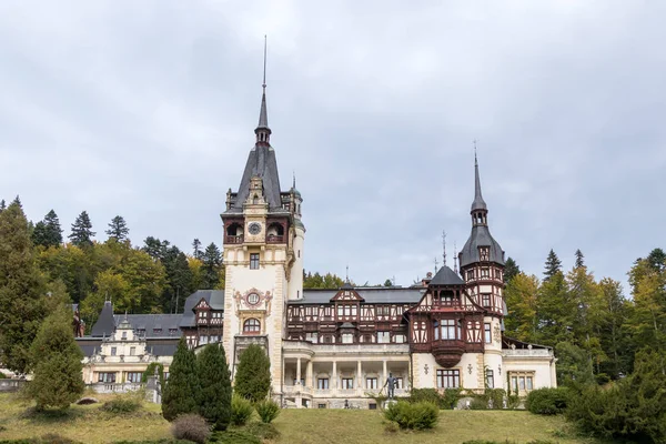 Castello Peles e il suo giardino a Sinaia, in Romania — Foto Stock