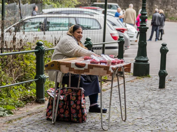 Un anciano gitano vende una frambuesa en la entrada del parque se encuentra no muy lejos del castillo de Pelesh en Sinaia en Rumania — Foto de Stock