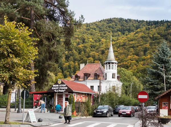 Boulevard de Carol le Premier dans la ville de Sinaia en Roumanie — Photo