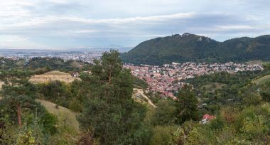 Karpat Dağları üzerinden panoramik Romanya Brasov şehir.