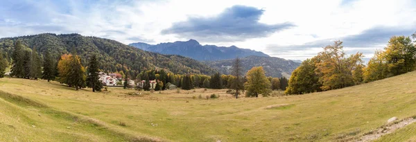 Panorámás kilátás nyílik a terület a nemzeti park három cédrusokhoz (Trei irányban) közelében, nem messze a Rashnov város Romániában. — Stock Fotó