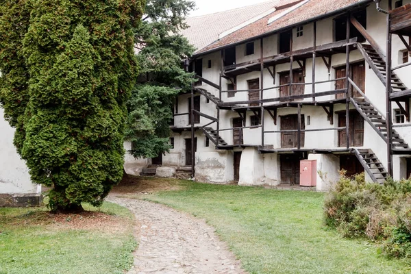 El patio de la iglesia fortificada Prejmer en la ciudad de Prejmer en Rumania — Foto de Stock