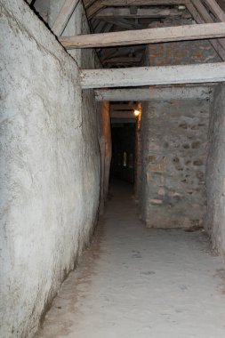 Romanya Prejmer şehirde güçlendirilmiş kilise Prejmer koruyucu duvarların arasında çatı altında geçiş