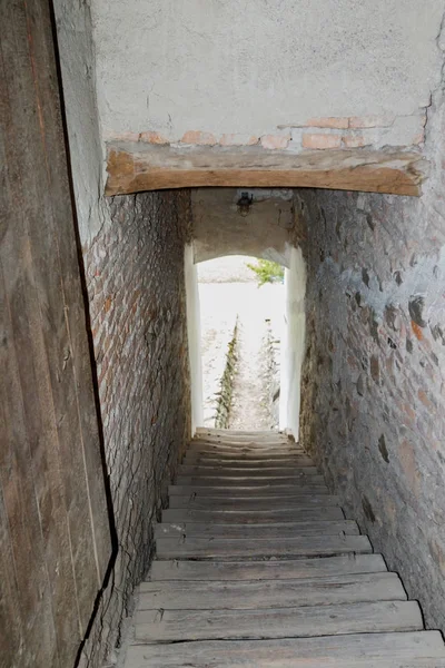 Uma escadaria que leva da passagem entre as paredes de proteção para o pátio da Igreja Fortificada Prejmer na cidade de Prejmer, na Romênia — Fotografia de Stock