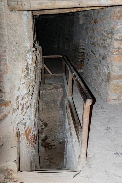Průchod pod střechou mezi ochranné stěny v Prejmer Opevněný kostel v městě Prejmer v Rumunsku — Stock fotografie