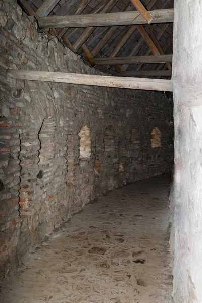 Проход под крышей, между защитными стенами укрепленной церкви Преймер в городе Преймер в Румынии — стоковое фото