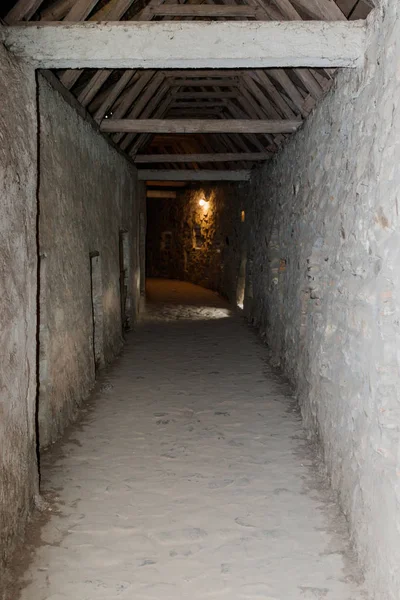 Pasaje bajo el techo, entre las paredes protectoras de la iglesia fortificada Prejmer en la ciudad de Prejmer en Rumania — Foto de Stock