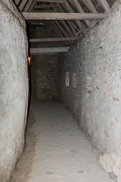 Pasaje bajo el techo, entre las paredes protectoras de la iglesia fortificada Prejmer en la ciudad de Prejmer en Rumania — Foto de Stock