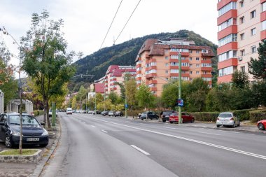 Emek - Bulevardul Muncii - bulvarında Romanya Brasov şehrinde Karpat Dağları'nın arka plan
