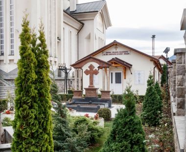 Kutsal İmparator Konstantin ve Elena Alexandru Odobescu sokakta Romanya Brasov şehirde bulunan Ortodoks Kilisesi avlusunda parçası