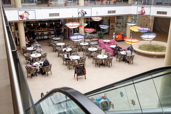 Alguns visitantes no centro comercial Magnolia, na cidade de Brasov, na Roménia — Fotografia de Stock