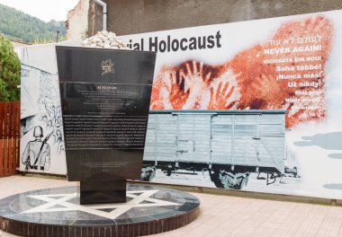 Şalom Sinagogu Romanya Brasov şehrinde avlusunda yüklü soykırım kurbanları anıt sığınağa