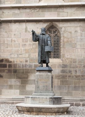 1498-1549, Romanya Brasov şehrinde Black Church yakınındaki ayakta içinde yaşayan Honterus, heykeli