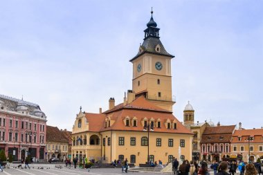 Turistler Tarih Müzesi çevresinde Konseyi çarşı Meydanı içinde yürürken ve Brasov eski kasaba Romanya manzaraları görmek