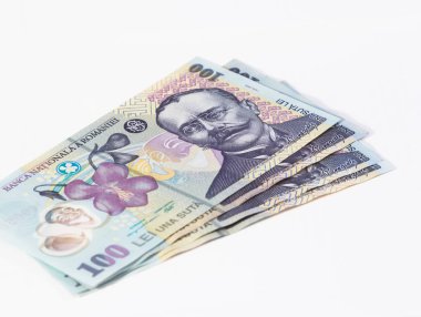 100 değerinde dört banknotlar Romence Lei beyaz bir arka plan üzerinde izole.