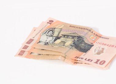 Üç banknotlar 10 değer Romence Lei beyaz bir arka plan üzerinde izole.