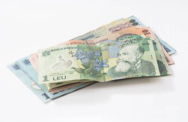 Birkaç banknot 100 değerinde 10 ve 1 Romence Lei beyaz bir arka plan üzerinde izole.