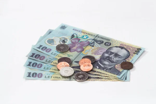 Vier bankbiljetten ter waarde van 100 Roemeense Lei met verschillende munten ter waarde van 10 en 5 Roemeense Bani geïsoleerd op een witte achtergrond — Stockfoto