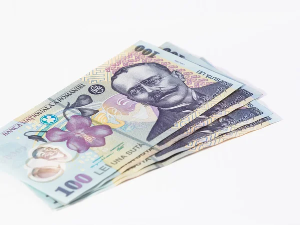 Fyra sedlar värda 100 rumänska Lei isolerad på en vit bakgrund — Stockfoto