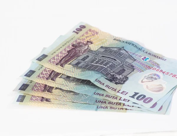 Vier Banknoten im Wert von 100 rumänischen Lei isoliert auf weißem Hintergrund — Stockfoto