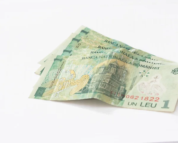 Vier bankbiljetten ter waarde van 1 Roemeense Leu geïsoleerd op een witte achtergrond — Stockfoto