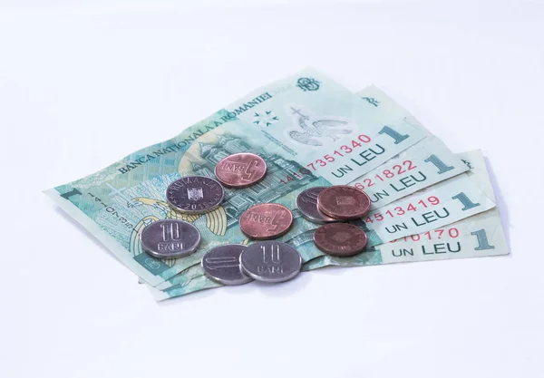 白地に分離された 1 の価値がある 4 つの紙幣 10 と 5 のルーマニア バニの価値があるいくつかのコインでルーマニア レイ — ストック写真
