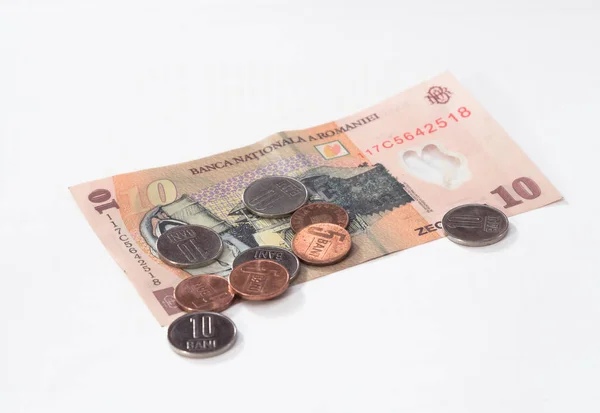 Een bankbiljet waard 10 Roemeense Lei met verschillende munten ter waarde van 10 en 5 Roemeense Bani geïsoleerd op een witte achtergrond — Stockfoto