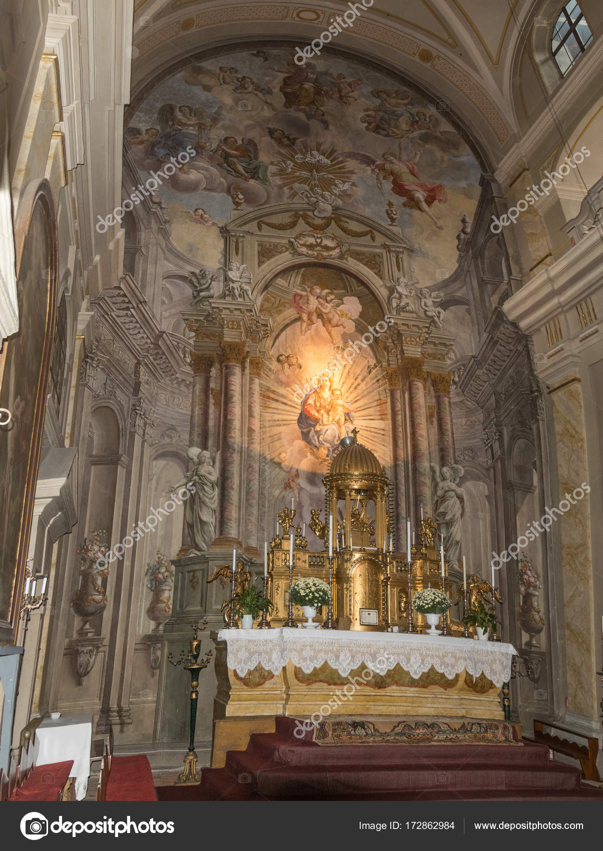 Het interieur van de rooms-katholieke kerk, gelegen op het grote ... Het interieur van de rooms-katholieke kerk, gelegen op het grote ...