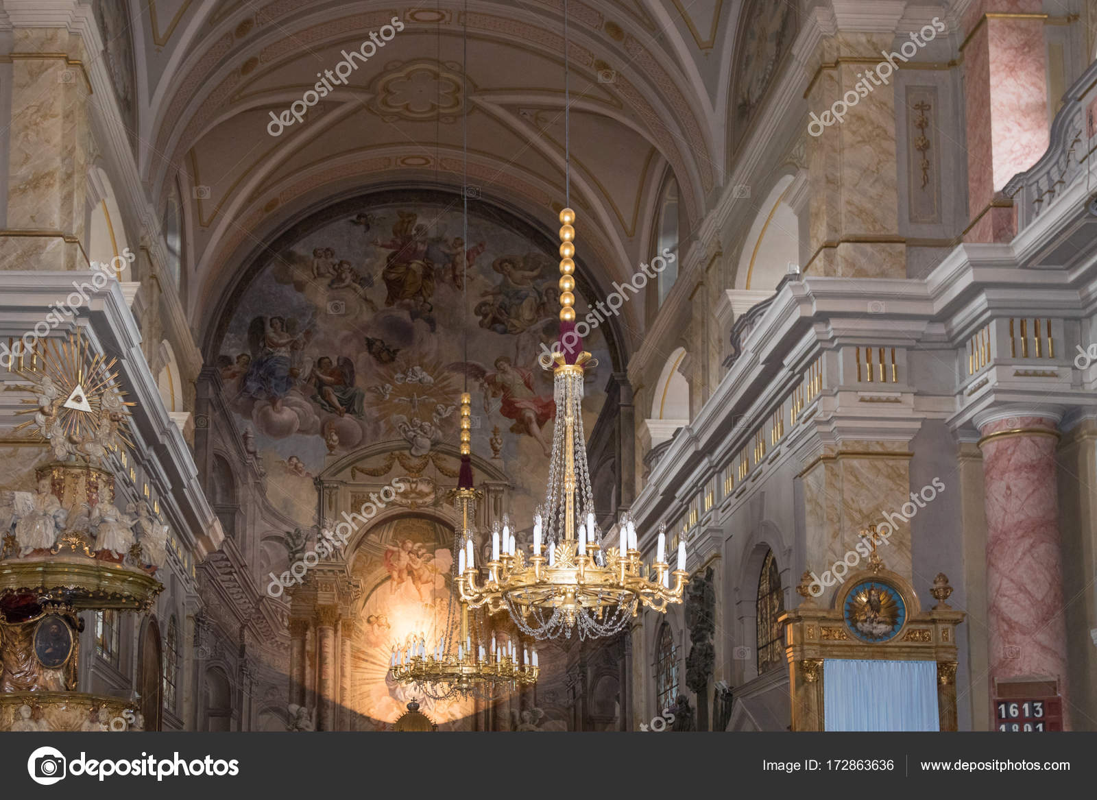 Het interieur van de rooms-katholieke kerk, gelegen op het grote ... Het interieur van de rooms-katholieke kerk, gelegen op het grote ...