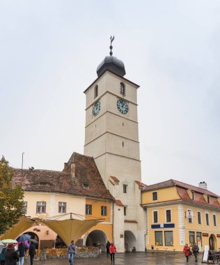 Romanya Sibiu şehrinde büyük meydanında bulunan Konseyi Kulesi
